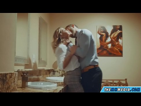 ❤️ Wann eng Busty Blond Iech an engem ëffentlechen Toilette verféiert Porno bei eis lb.comicsporn.ru ﹏